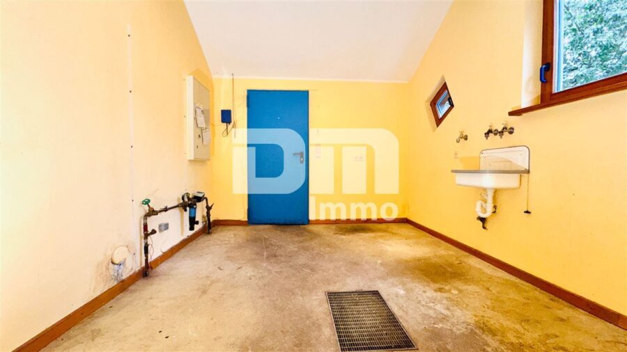 (R)eserviert!Schönes modern geschnittenes Einfamilienhaus mit Garage und großem Grundstück - EG Waschküche / HWR Zugang Carport